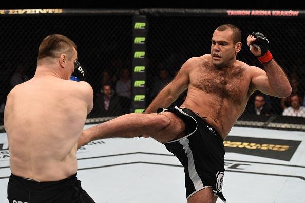 Imagens da revanche histrica entre Cro Cop e Napo, vencida pelo croata por nocaute tcnico no terceiro round