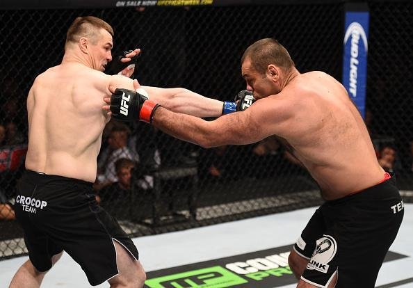 Imagens da revanche histrica entre Cro Cop e Napo, vencida pelo croata por nocaute tcnico no terceiro round