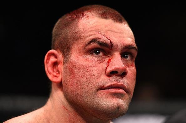 Imagens da revanche histrica entre Cro Cop e Napo, vencida pelo croata por nocaute tcnico no terceiro round