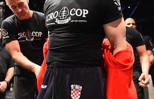 Imagens da revanche histrica entre Cro Cop e Napo, vencida pelo croata por nocaute tcnico no terceiro round