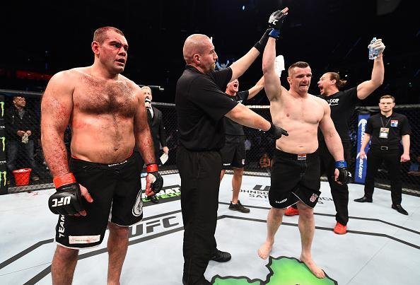 Imagens da revanche histrica entre Cro Cop e Napo, vencida pelo croata por nocaute tcnico no terceiro round