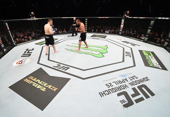 Imagens da revanche histrica entre Cro Cop e Napo, vencida pelo croata por nocaute tcnico no terceiro round