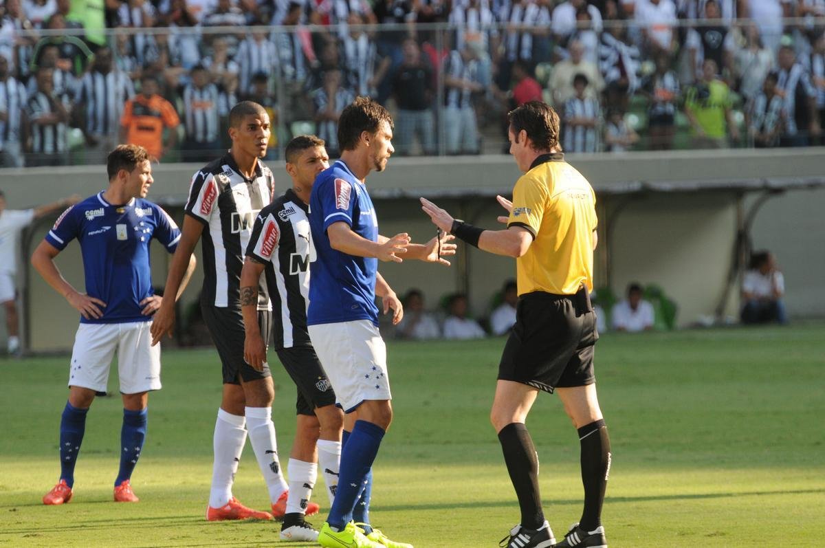 Imagens do clssico entre Atltico e Cruzeiro no Independncia. Partida  a primeira da semifinal do Campeonato Mineiro