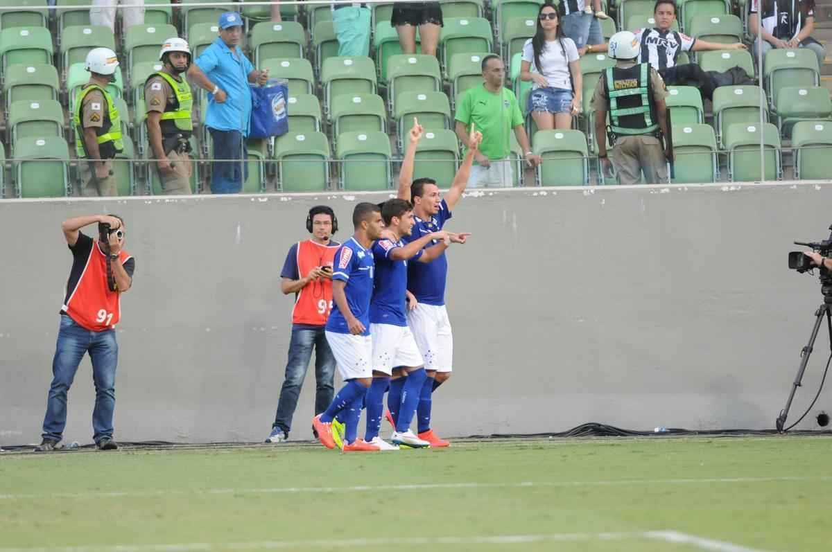 Imagens do clssico entre Atltico e Cruzeiro no Independncia. Partida  a primeira da semifinal do Campeonato Mineiro