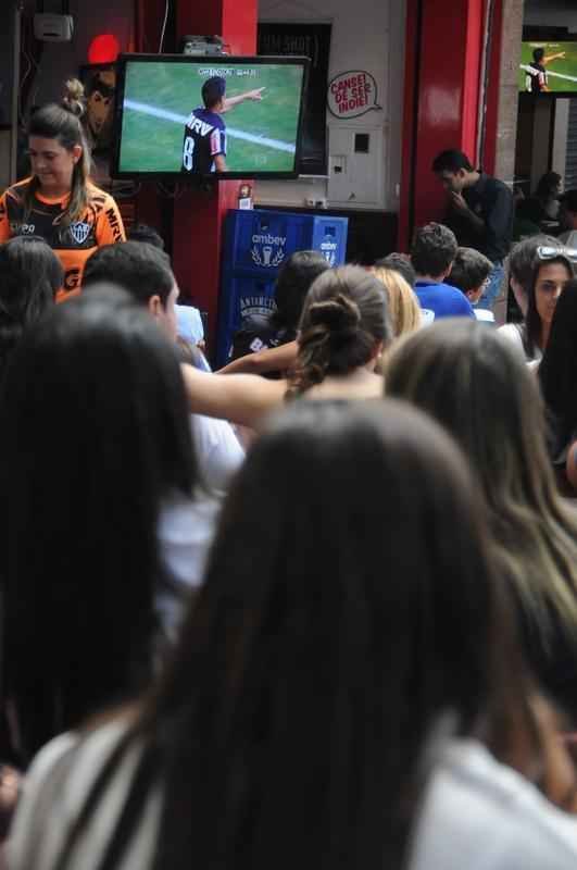 Cruzeirenses acompanham o clssico mineiro em bares de Belo Horizonte