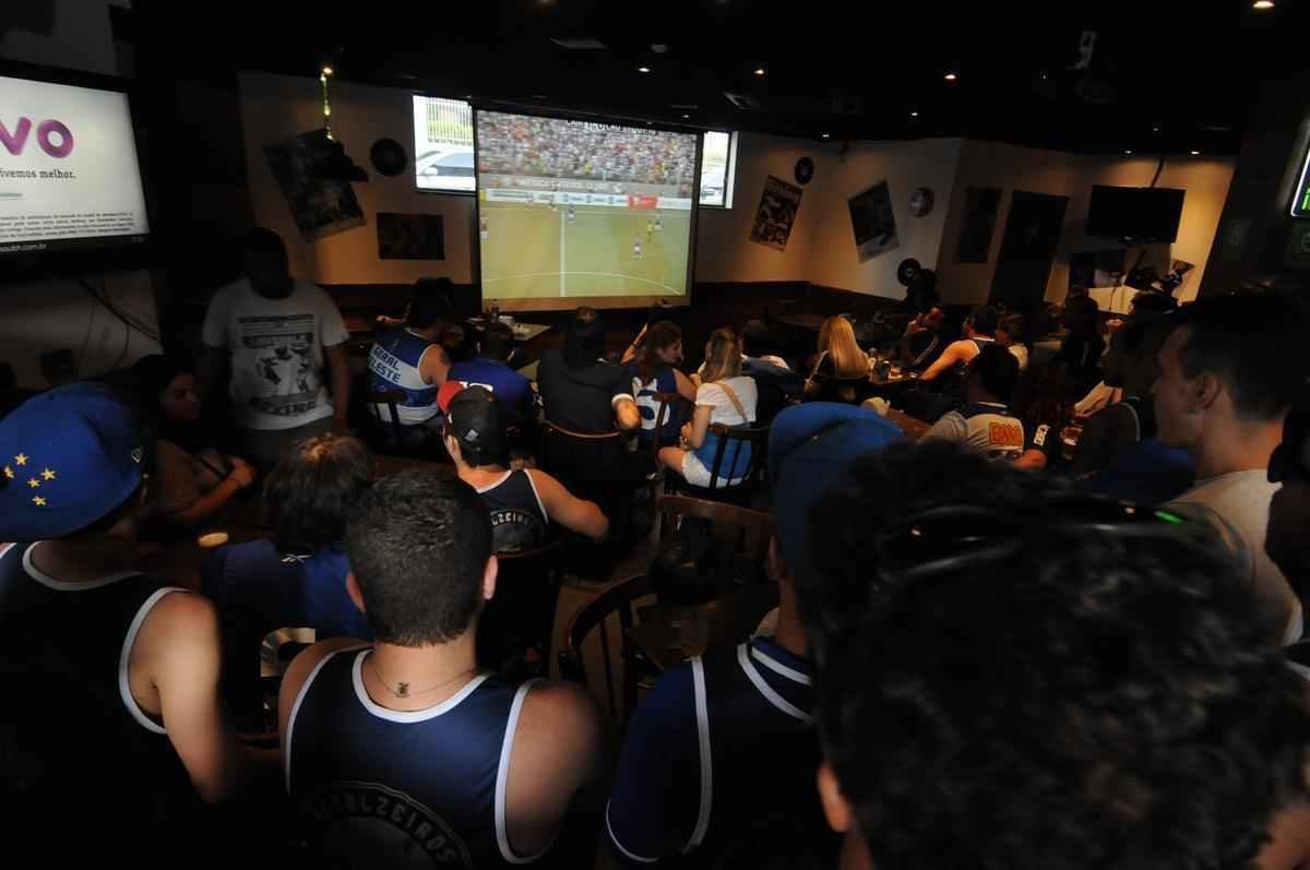 Cruzeirenses acompanham o clssico mineiro em bares de Belo Horizonte