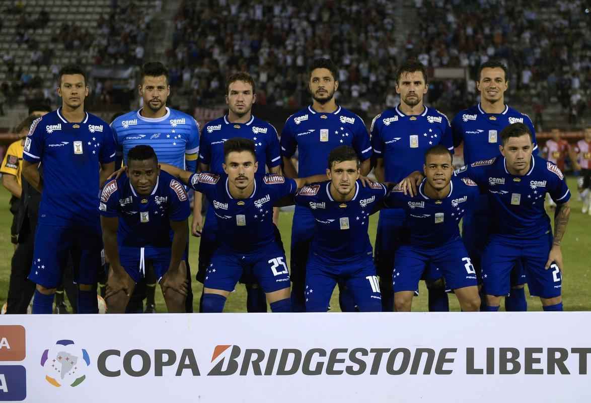 Equipe do Cruzeiro postada antes de a bola rolar no Estdio El Palacio