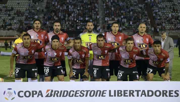 Equipe do Huracn postada antes de a bola rolar no Estdio El Palacio