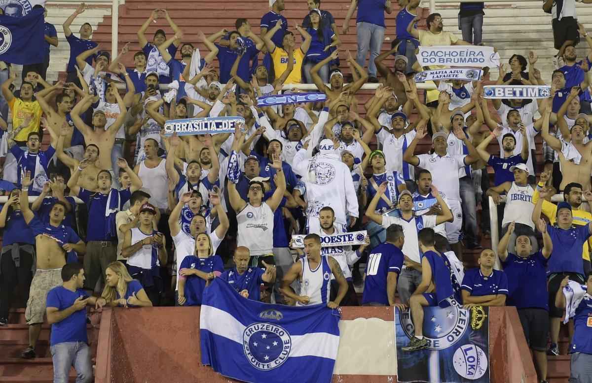 Torcida do Cruzeiro no Estdio El Palacio, em Buenos Aires, durante jogo da Libertadores