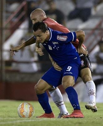 Leandro Damião durante a partida contra o Huracán, em Buenos Aires
