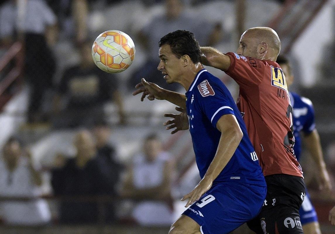 Leandro Damio durante a partida contra o Huracn, em Buenos Aires