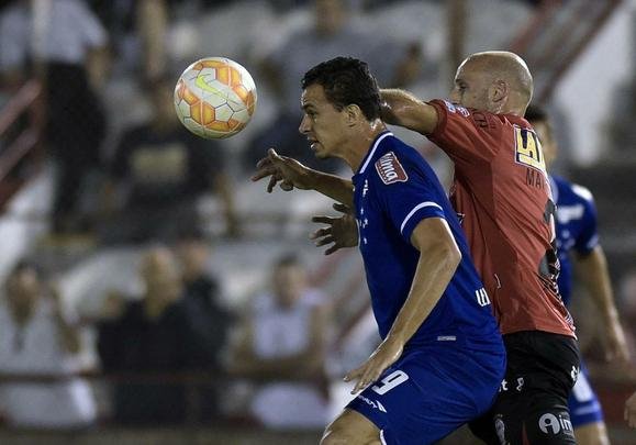Leandro Damião durante a partida contra o Huracán, em Buenos Aires