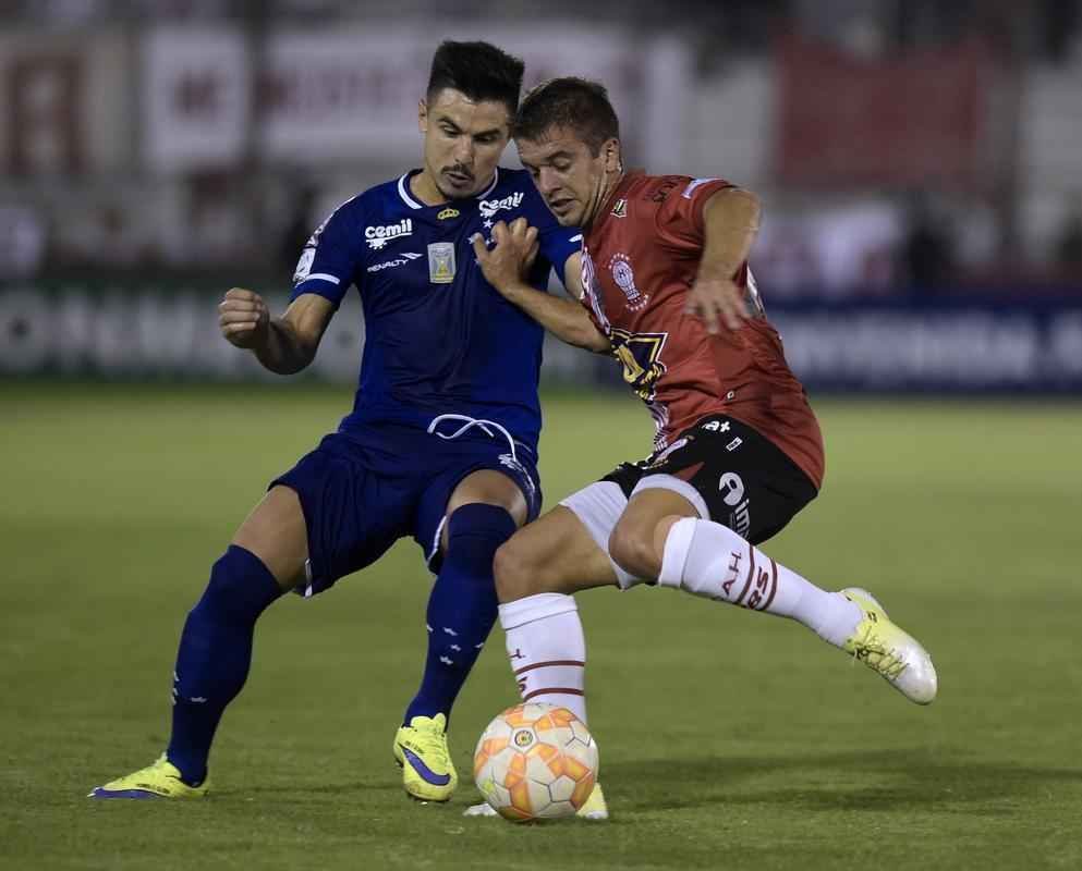 Atacante Willian durante partida contra o Huracn, em Buenos Aires