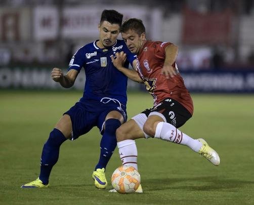 Atacante Willian durante partida contra o Huracán, em Buenos Aires