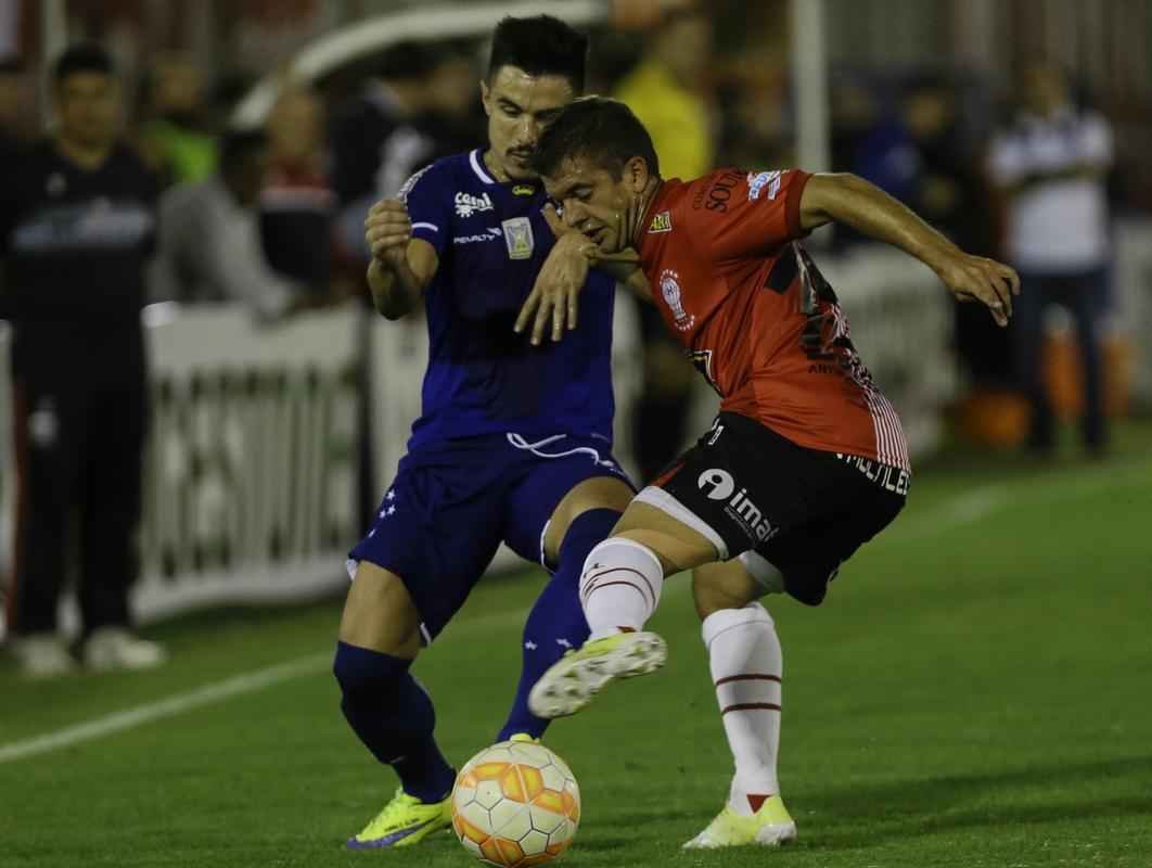 Imagens do duelo entre Huracn e Cruzeiro, em Buenos Aires, pela Copa Libertadores