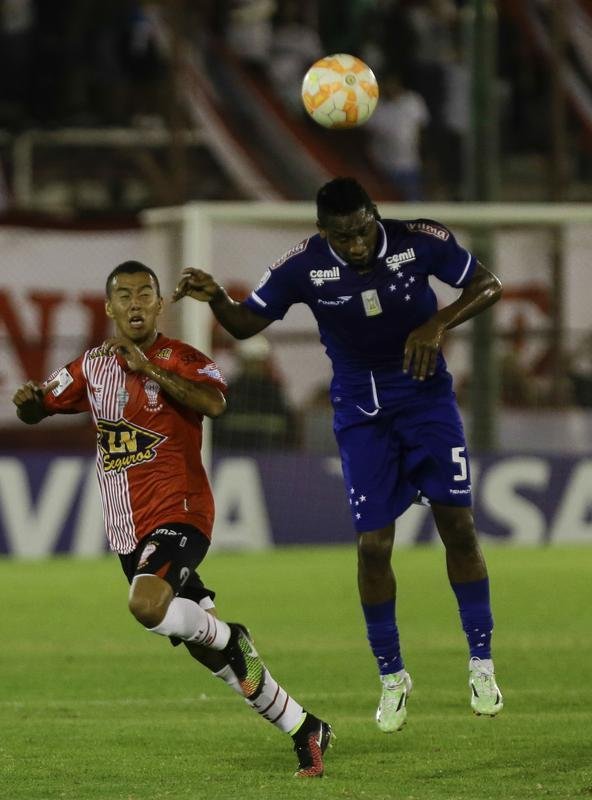 Volante Willians durante partida contra o Huracn pela Libertadores