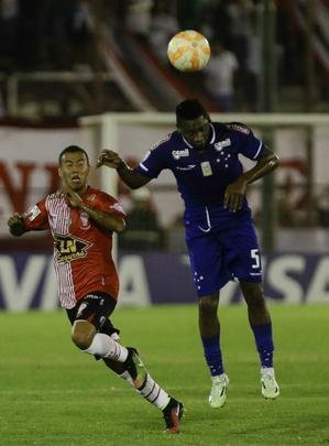 Volante Willians durante partida contra o Huracn pela Libertadores