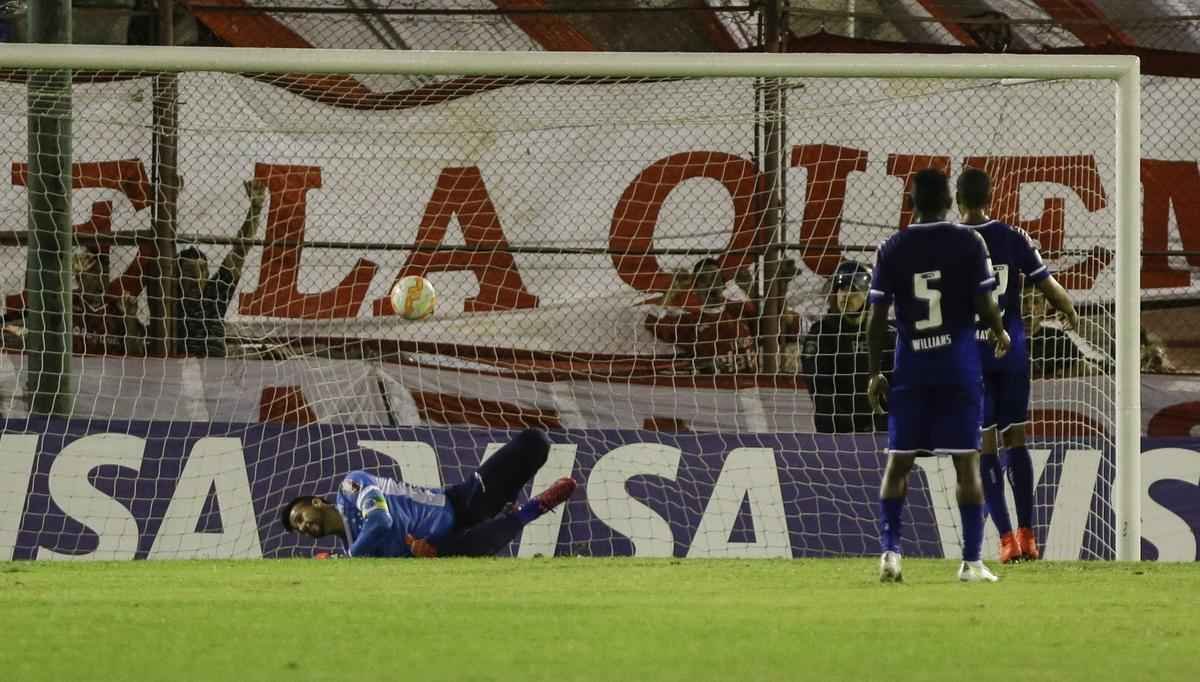 Imagens do duelo entre Huracn e Cruzeiro, em Buenos Aires, pela Copa Libertadores
