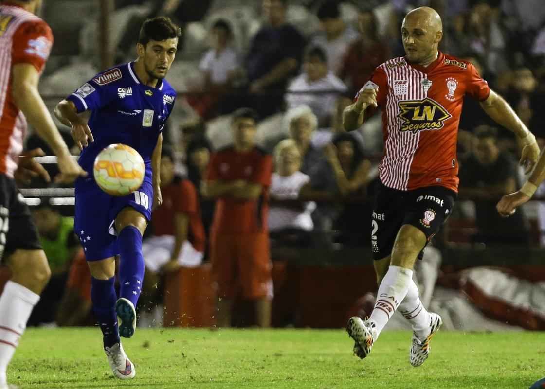 Imagens do duelo entre Huracn e Cruzeiro, em Buenos Aires, pela Copa Libertadores