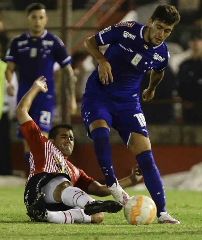 Meia De Arrascaeta durante jogo contra o Huracn pela Libertadores