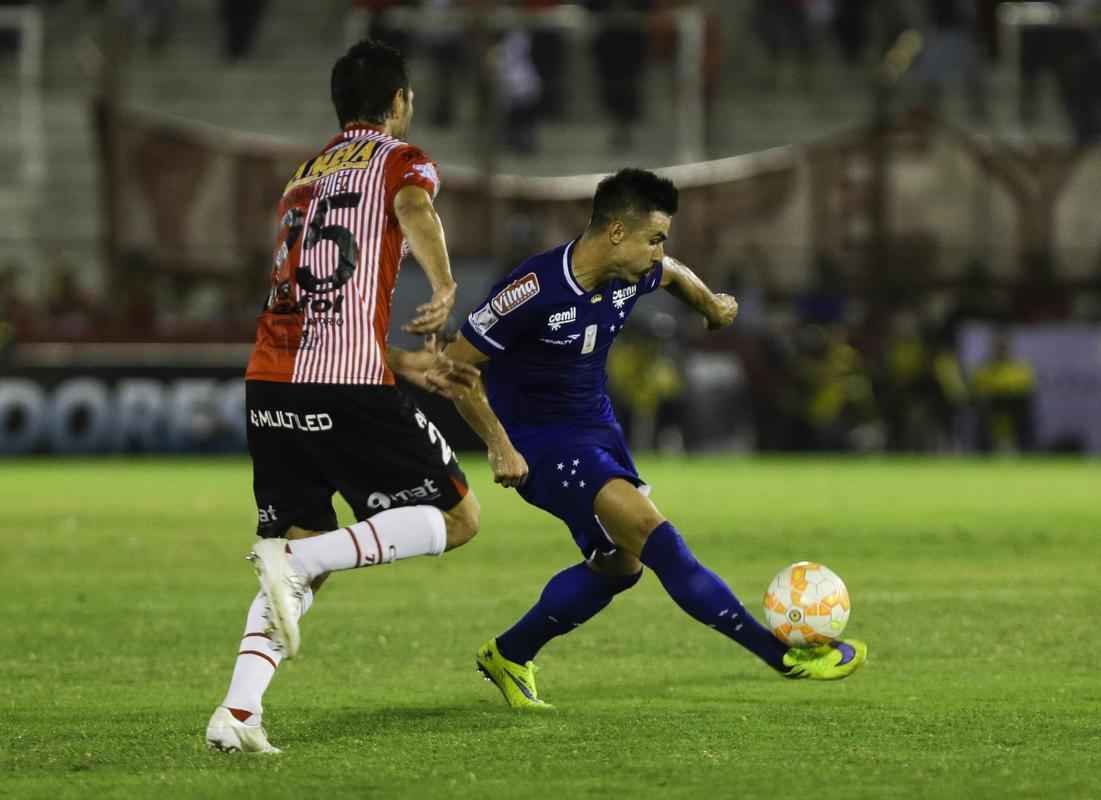 Atacante Willian durante partida contra o Huracn, em Buenos Aires