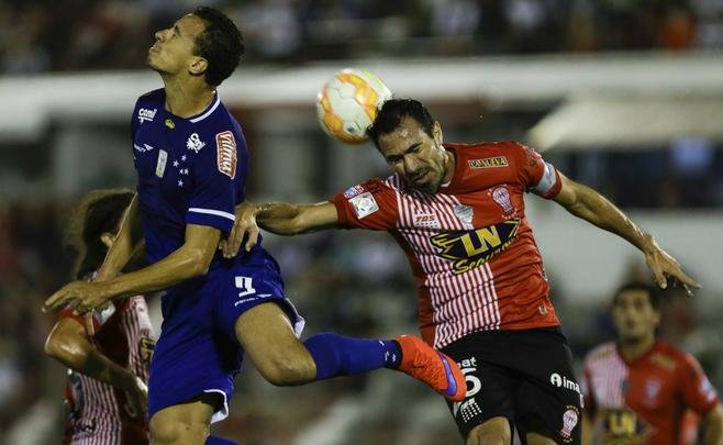 Imagens do duelo entre Huracn e Cruzeiro, em Buenos Aires, pela Copa Libertadores