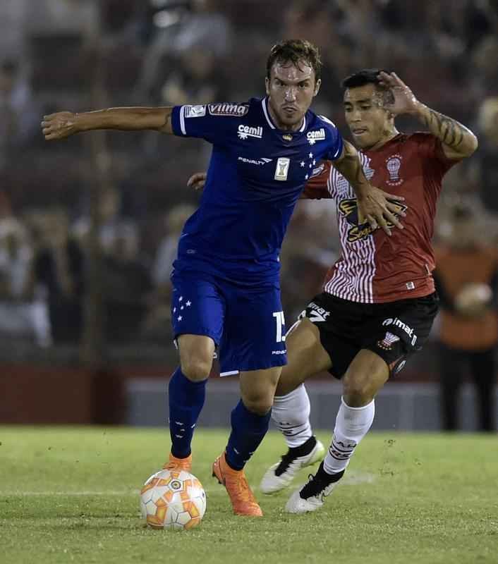 Imagens do duelo entre Huracn e Cruzeiro, em Buenos Aires, pela Libertadores