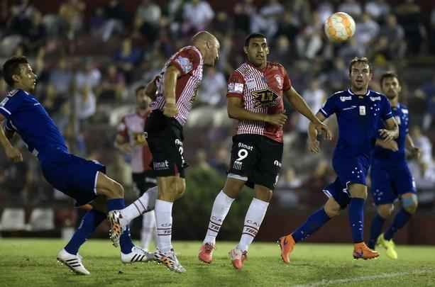 Imagens do duelo entre Huracán e Cruzeiro, em Buenos Aires, pela Libertadores