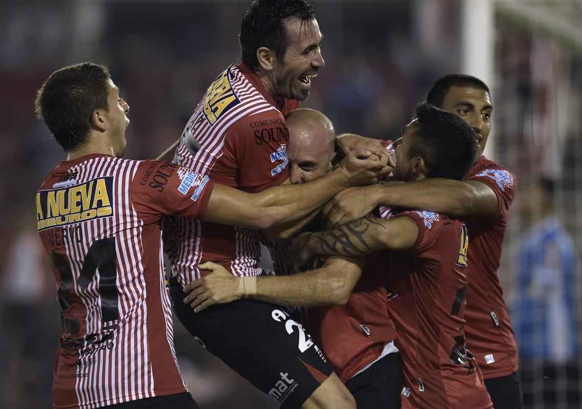 Imagens do duelo entre Huracn e Cruzeiro, em Buenos Aires, pela Libertadores