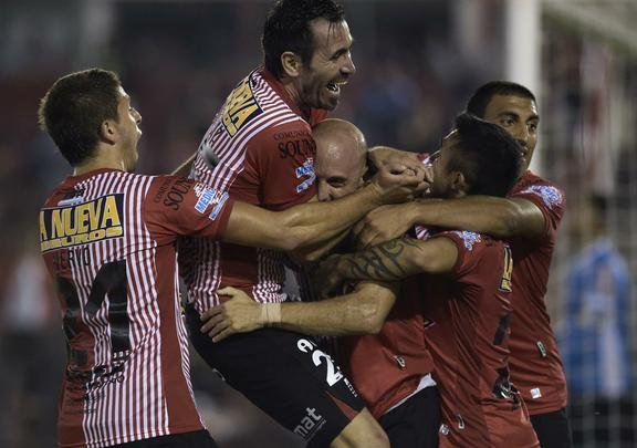 Imagens do duelo entre Huracán e Cruzeiro, em Buenos Aires, pela Libertadores