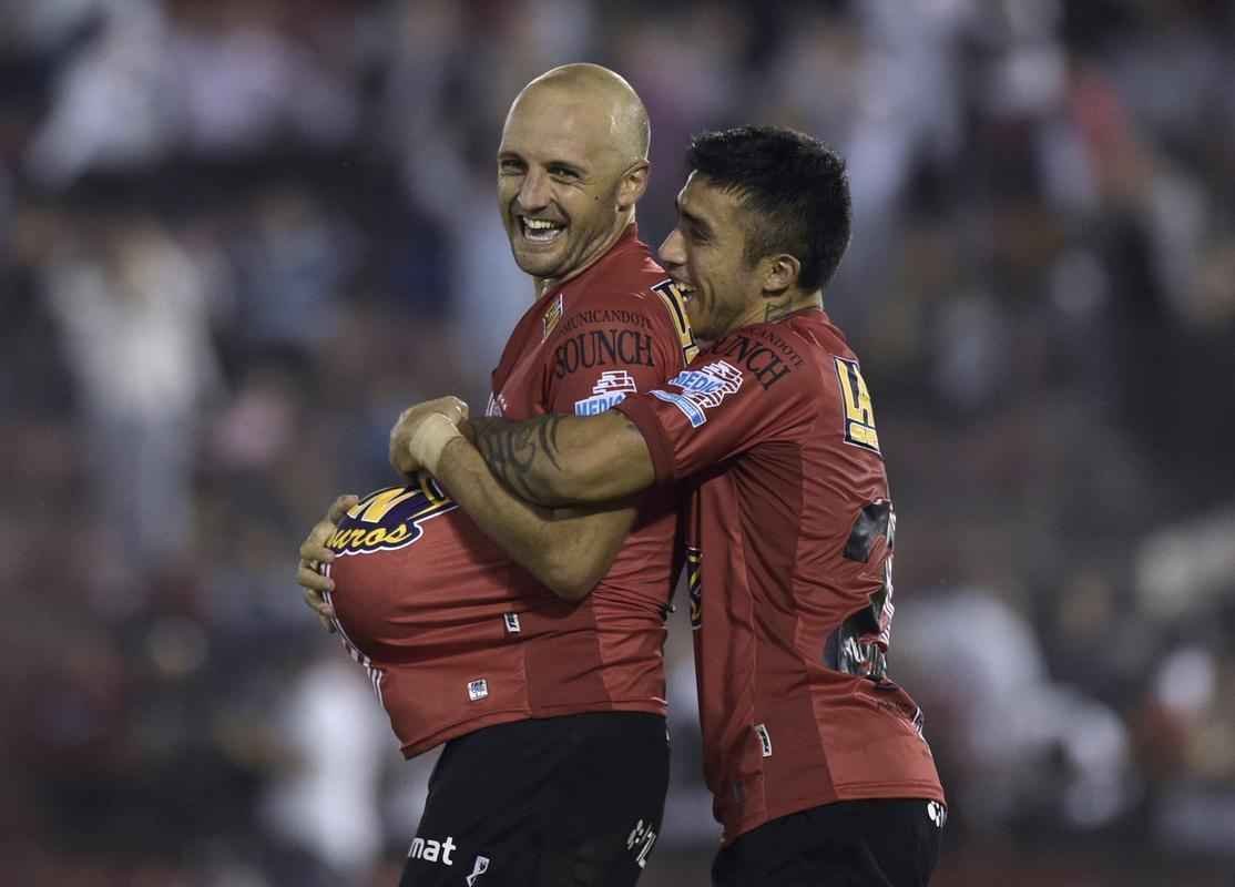 Imagens do duelo entre Huracn e Cruzeiro, em Buenos Aires, pela Libertadores