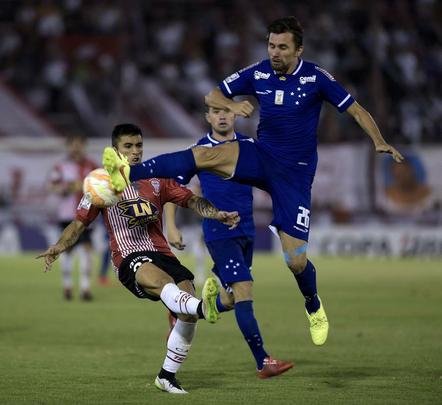 Imagens do duelo entre Huracán e Cruzeiro, em Buenos Aires, pela Libertadores