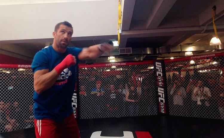 Luke Rockhold trabalha no treino aberto promovido pelo UFC para fs e imprensa 