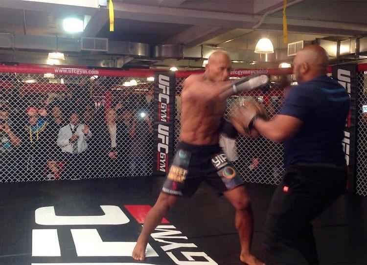 Ronaldo Jacar treina manopla na atividade com presena dos fs e imprensa