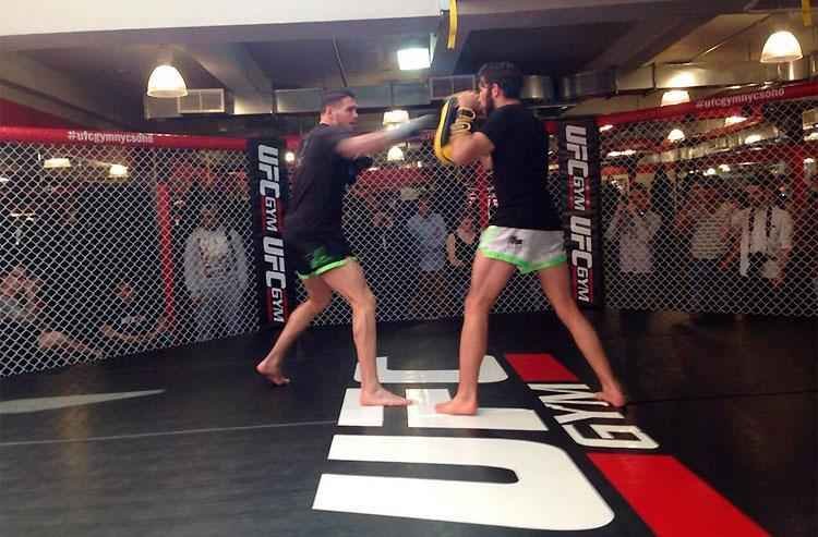 Chris Camozzi, adversrio de Ronaldo Jacar, trabalha com manopla no treino do UFC