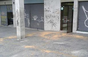 Em protesto contra a Federação Mineira, cruzeirenses jogam milho na porta da entidade