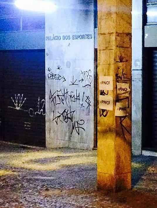 Cruzeirenses jogam milho da porta da Federao Mineira de Futebol