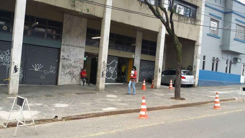 Cruzeirenses jogam milho da porta da Federao Mineira de Futebol
