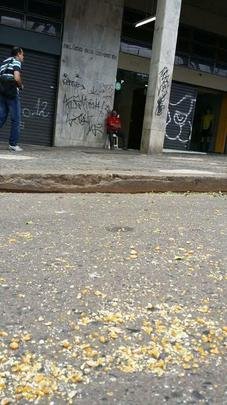 Cruzeirenses jogam milho da porta da Federação Mineira de Futebol