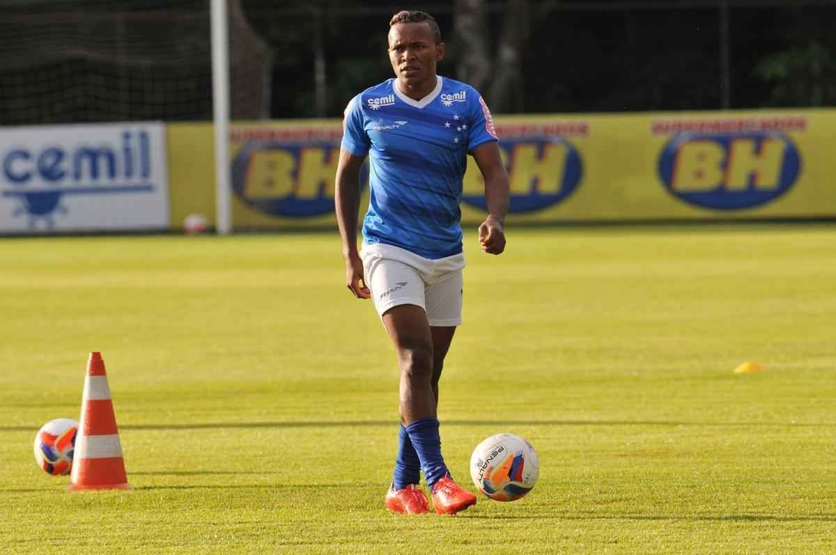 Somente os jogadores que no atuaram contra o Huracn foram a campo nesta quinta
