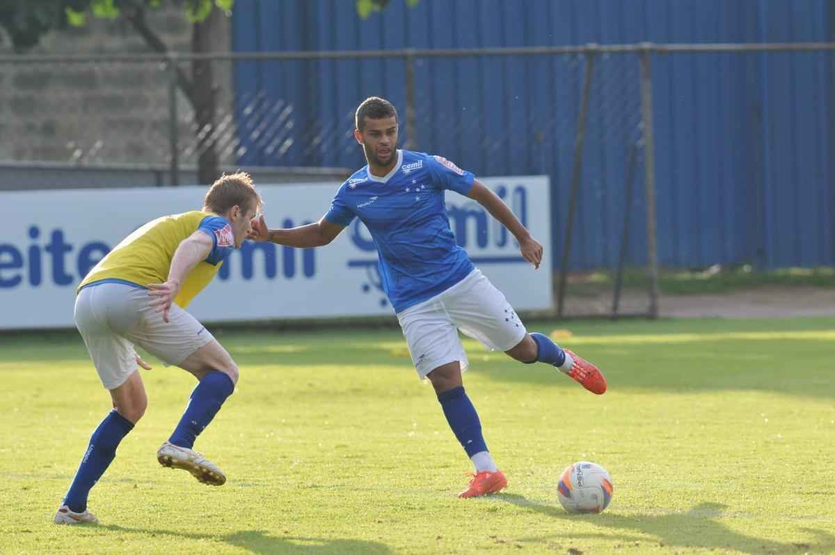Somente os jogadores que no atuaram contra o Huracn foram a campo nesta quinta