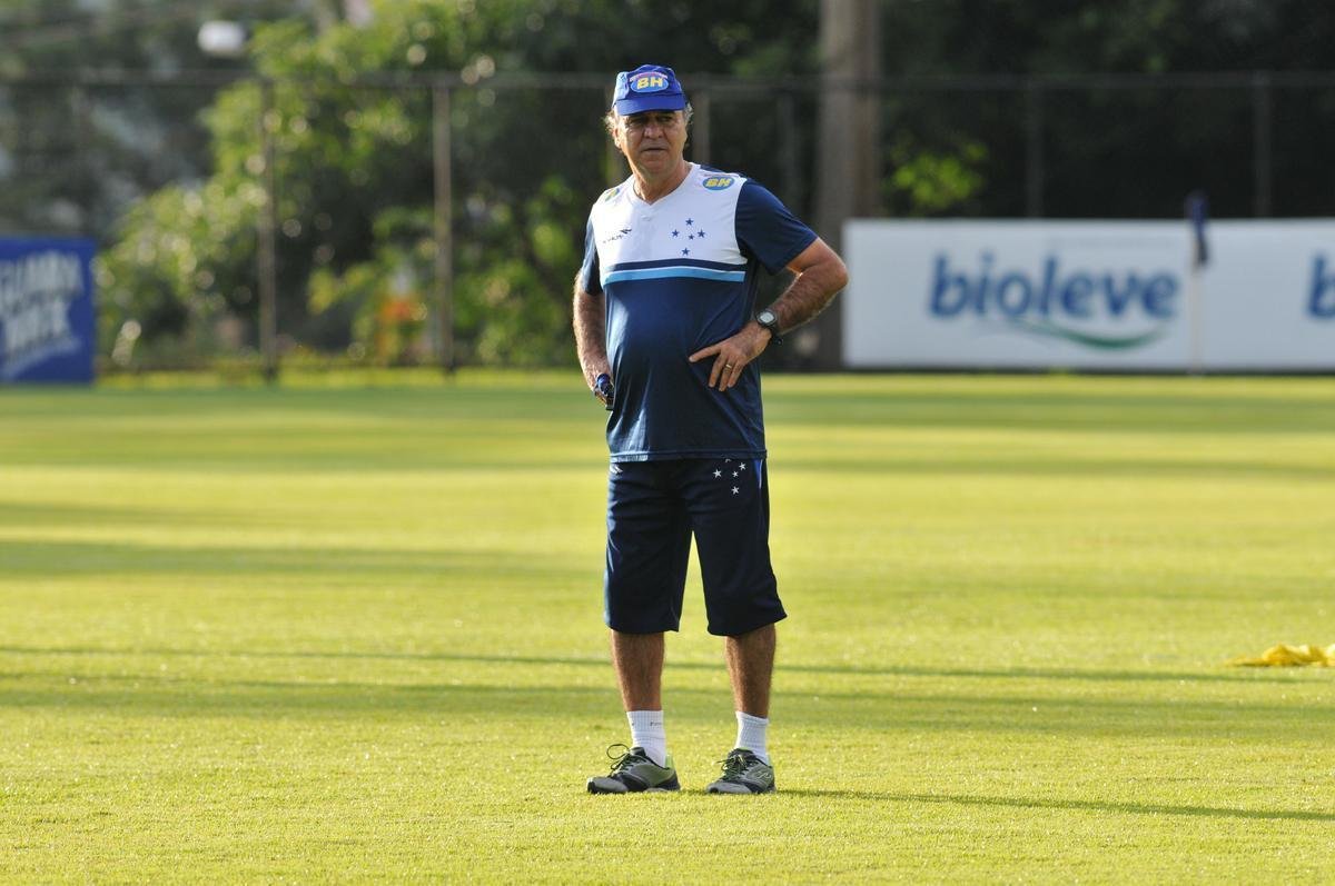 Somente os jogadores que no atuaram contra o Huracn foram a campo nesta quinta