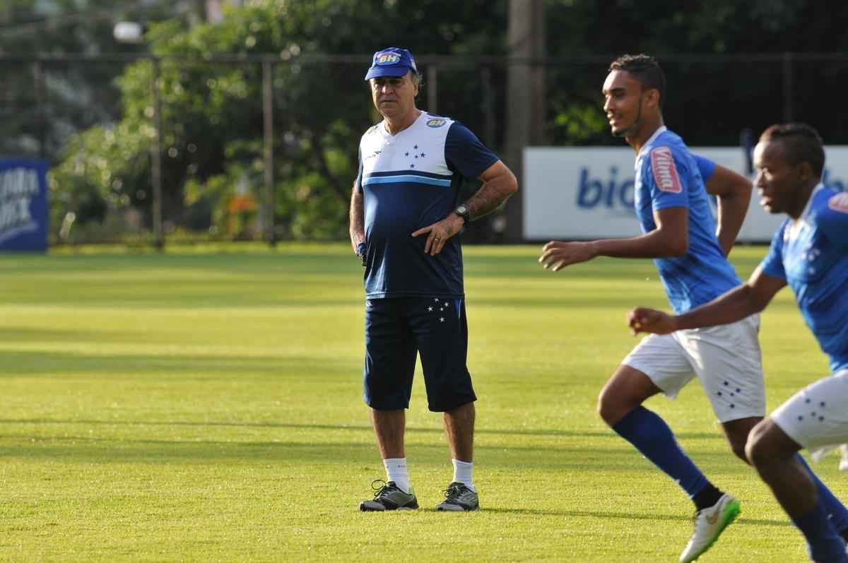 Somente os jogadores que no atuaram contra o Huracn foram a campo nesta quinta