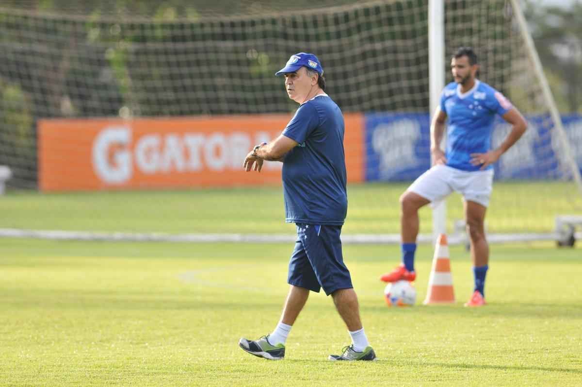 Somente os jogadores que no atuaram contra o Huracn foram a campo nesta quinta