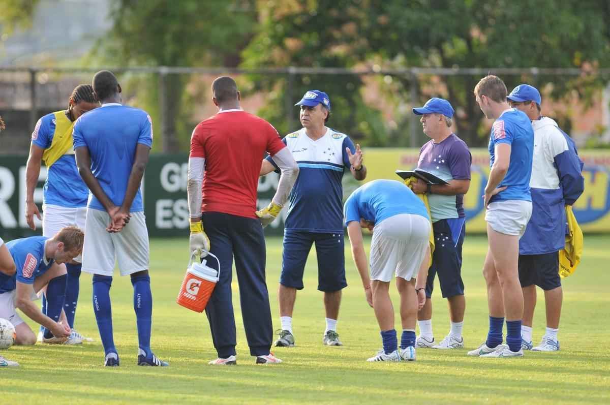 Somente os jogadores que no atuaram contra o Huracn foram a campo nesta quinta