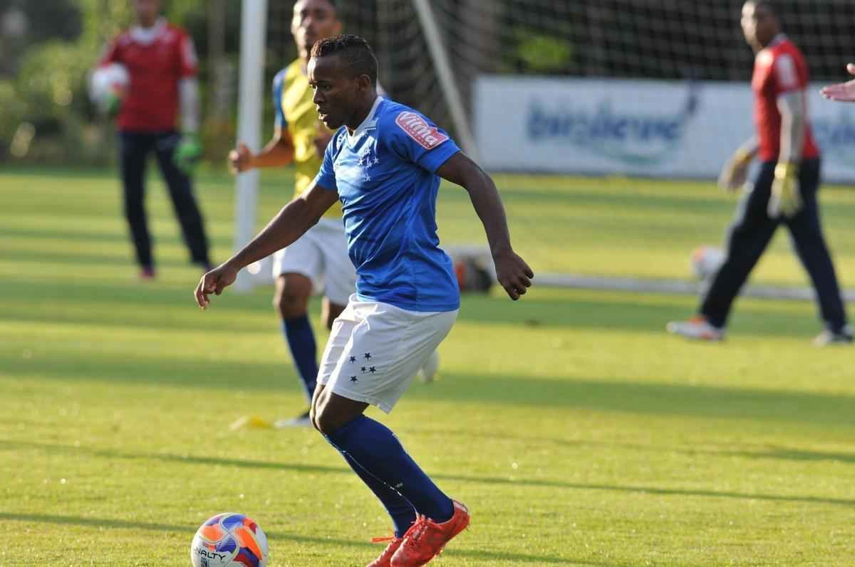 Somente os jogadores que no atuaram contra o Huracn foram a campo nesta quinta