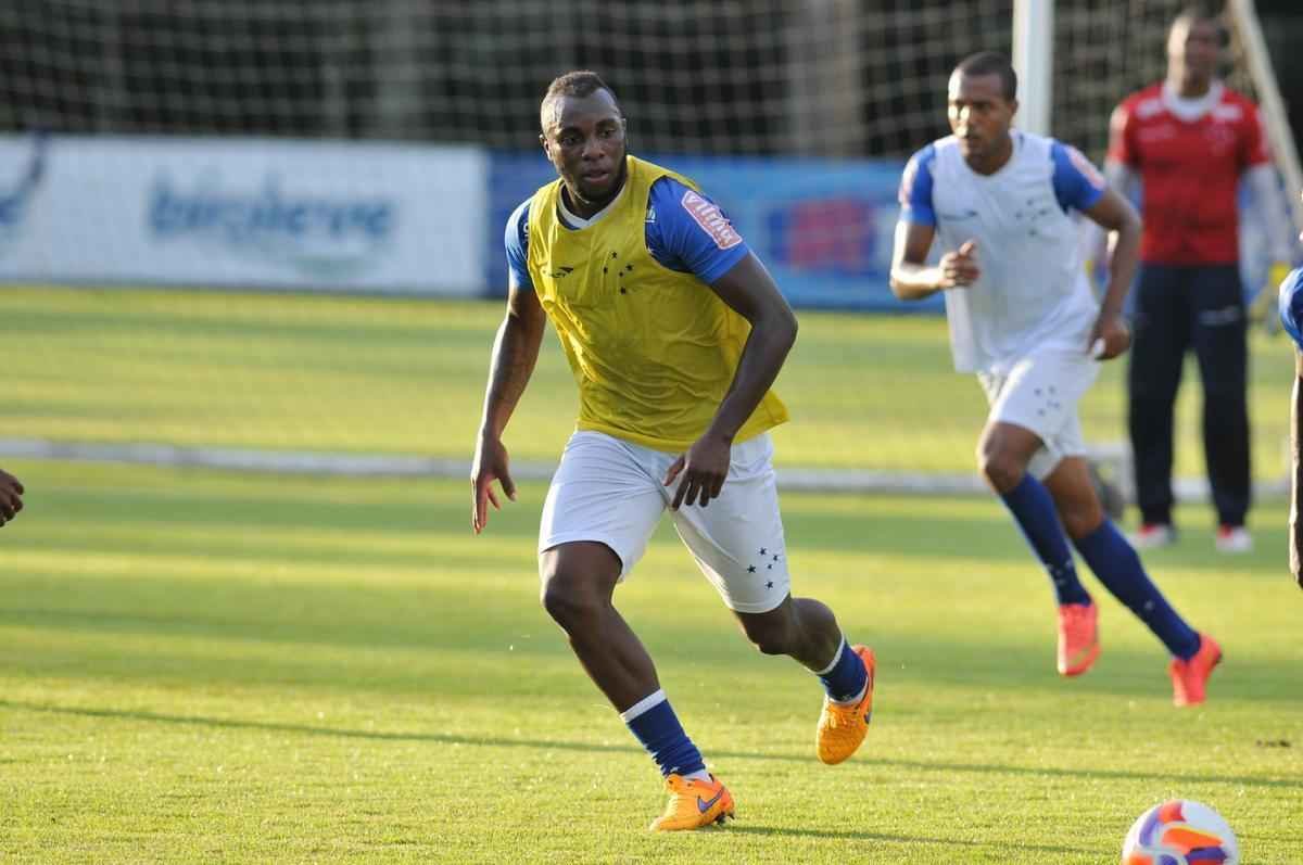 Somente os jogadores que no atuaram contra o Huracn foram a campo nesta quinta