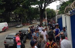 Cruzeirenses comparecem em bom nmero ao ginsio do Barro Preto para comprar ingressos para o clssico
