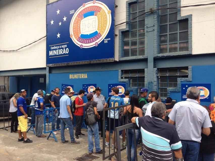 Cruzeirenses comparecem em bom nmero ao ginsio do Barro Preto para comprar ingressos para o clssico