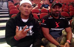 Imagens das encaradas e dos bastidores da pesagem do UFC em Newark - Jacar e o tcnico Josuel Distak antes da pesagem